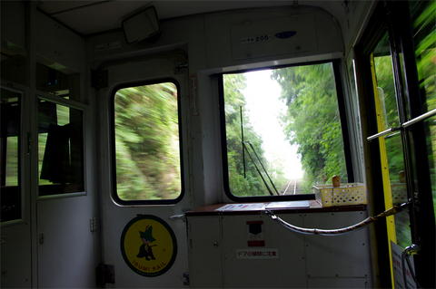 小さな黄色のディーゼル列車.jpg